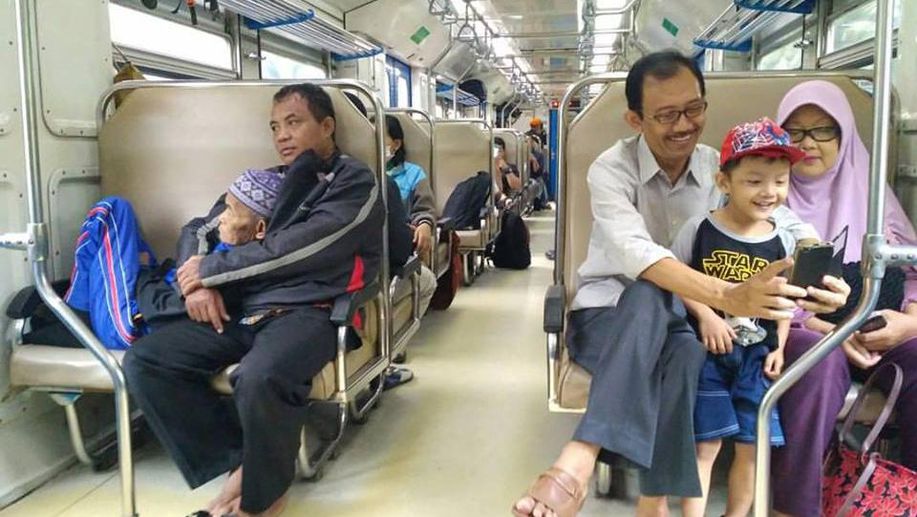 Tonim1908's tweet photo. Ini foto yg keren. 
Foto yg kiri itu seperti saat sang anak mengenang masa lalu bersama ortunya. Saat2 dia seru2 dgn ortu seperti Foto yg kanan. https://t.co/DbUkxFGazu