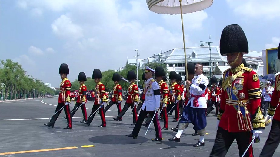 ThaiPBSNews's tweet photo. เวลา 11.15 น. ขบวนพระบรมราชอิสริยยศ ริ้วขบวนที่ 4 ยาตราเข้าสู่พระบรมมหาราชวัง ผ่านทางประตูวิเศษไชยศรี ภาพ ทรท. #ThaiPBSnews https://t.co/FEv3TPPLIJ