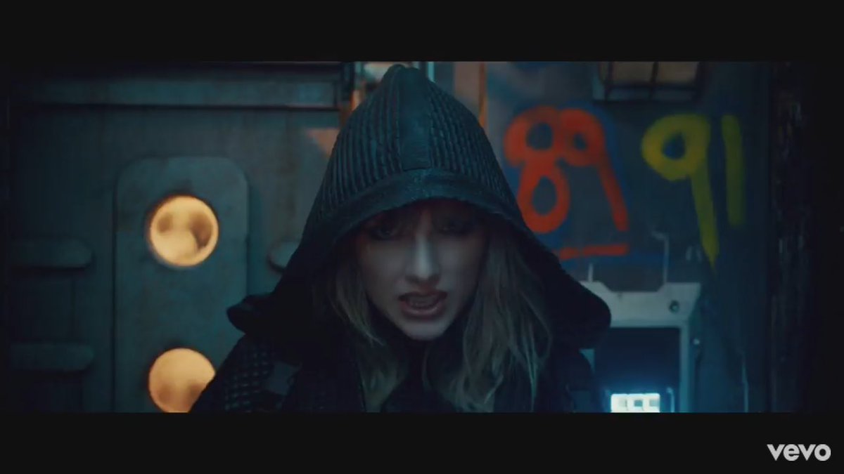 Taylor swift ready for it. Taylor swift ready for it. Девушка it. Taylor swift 22 music video. Taylor swift ready for it обложка.