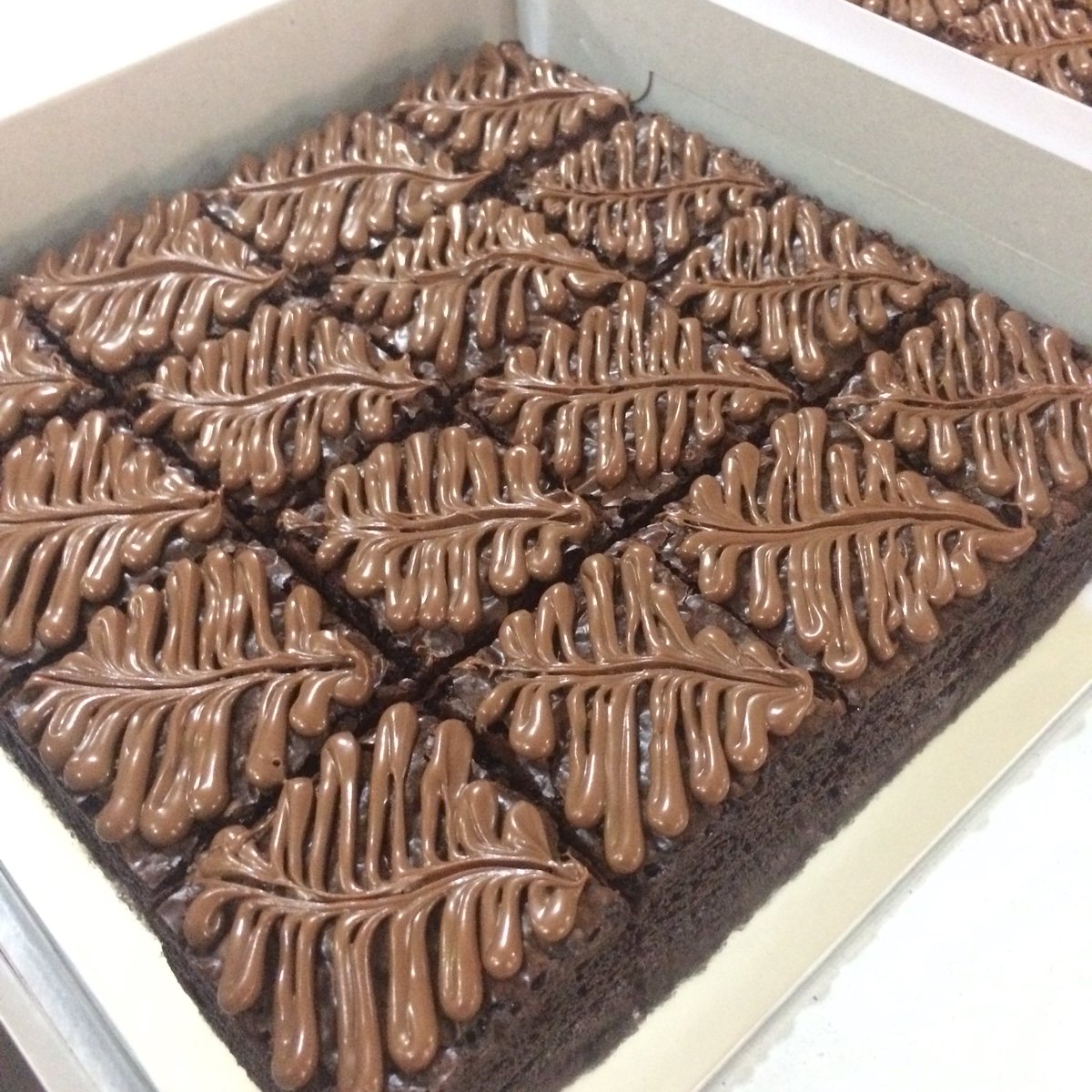 Naa On Twitter Nah Tu Diaaa First Batch Nutella Brownies Siap Drizzle Satgi Seround Lagi Extra Toppings Nutellabrownies Sayajual Fudgybrownies Https T Co Zookmasnfv