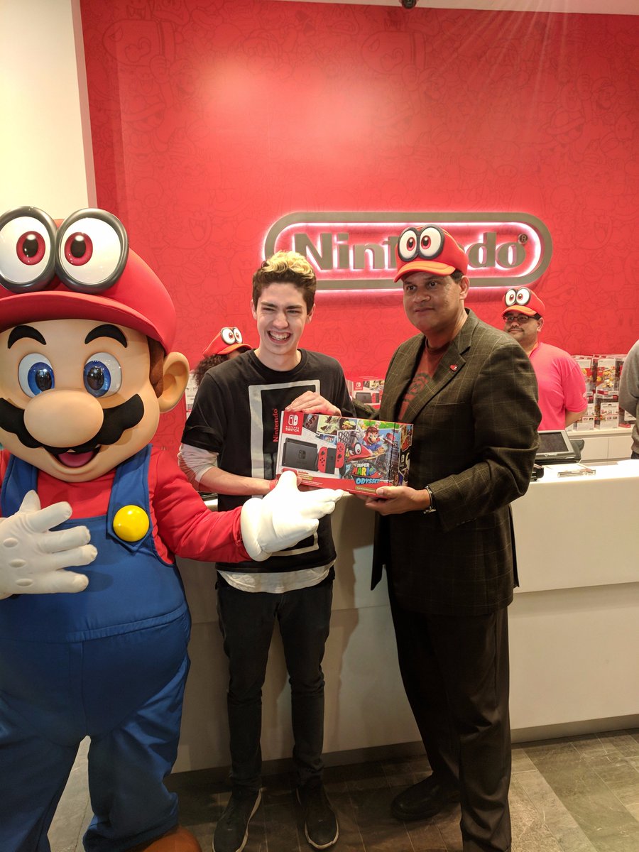 #SuperMarioOdyssey is now available! The #Regginator sold the first copy in North America to <a href="/OfficialCND/">Alex CND</a> at <a href="/NintendoNYC/">NintendoNYC History And News𝕏</a>!
