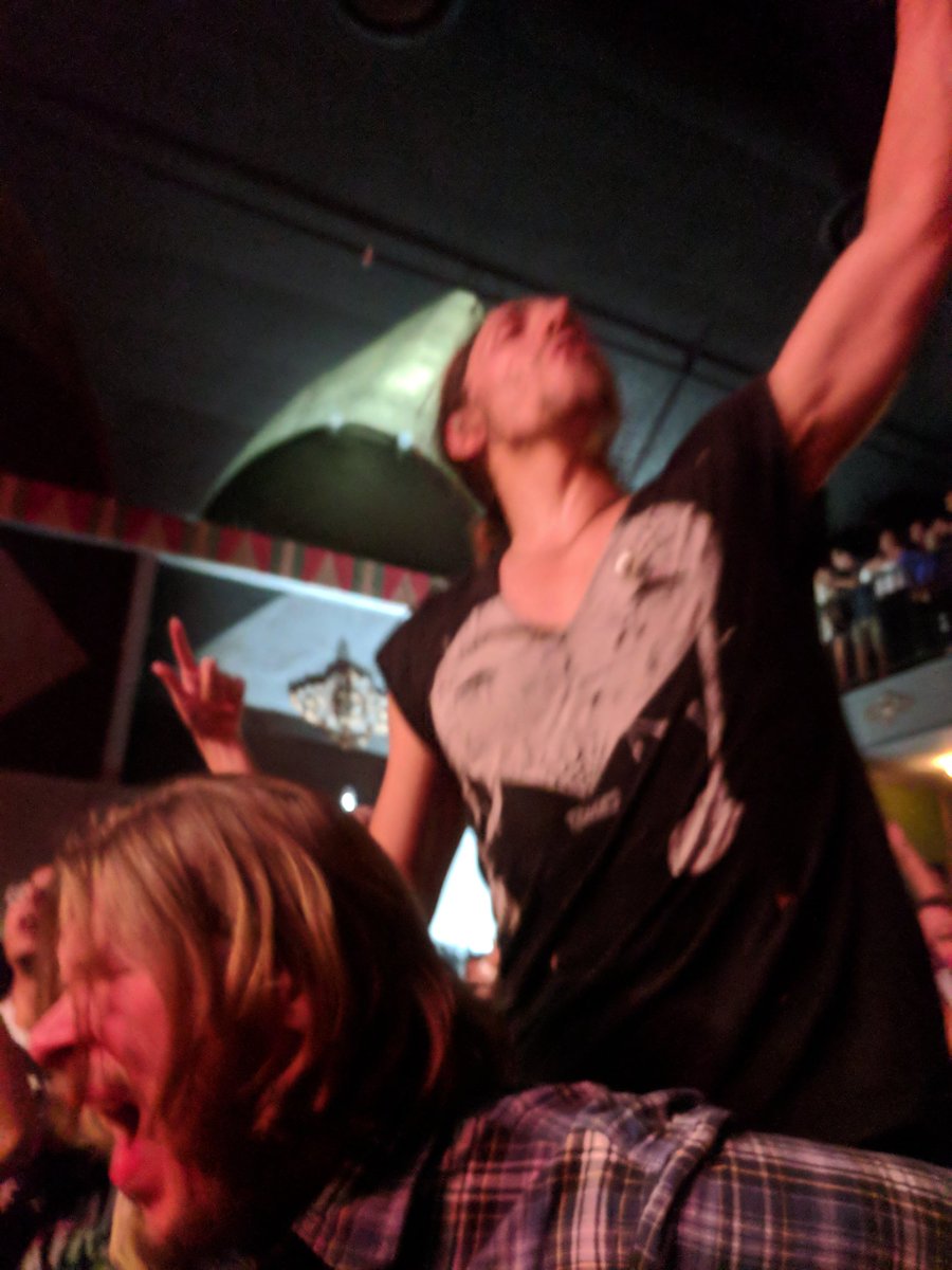 ddesjarl's tweet photo. And by the ninth show, we're giving piggybacks. Thanks @magicgiant. ✌️ https://t.co/KUENpWlVhY