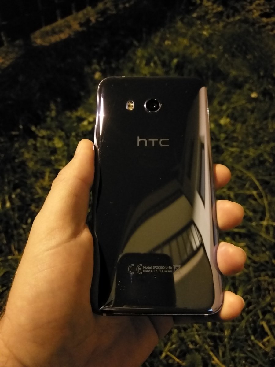 sardroid's tweet photo. Na nocnych zdjęciach #HTCU11 #AmazingSilver wygląda jak #BrilliantBlack☺ @htc @HTCelevate https://t.co/JYQy7Khs5S