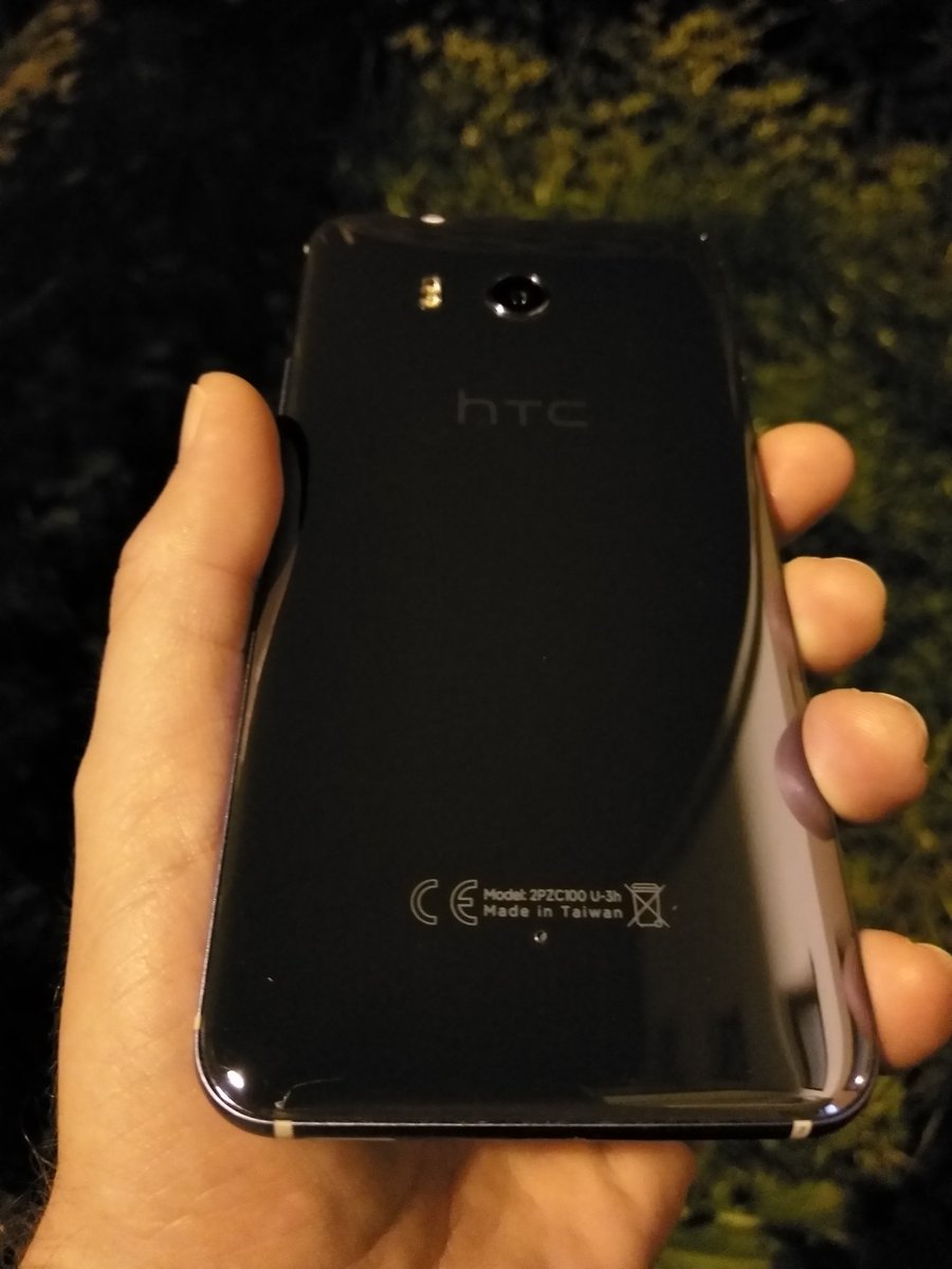 sardroid's tweet photo. Na nocnych zdjęciach #HTCU11 #AmazingSilver wygląda jak #BrilliantBlack☺ @htc @HTCelevate https://t.co/JYQy7Khs5S
