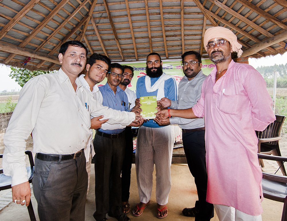 SaveGomati's tweet photo. Dr. #Devanshu_Gupta gifted two signed copies of renowned #Scientist &amp; #ZSI #Director Dr. #Kailash_Chandra's books to #Gomati_Sewa_Samaj https://t.co/HJkdSY0f97