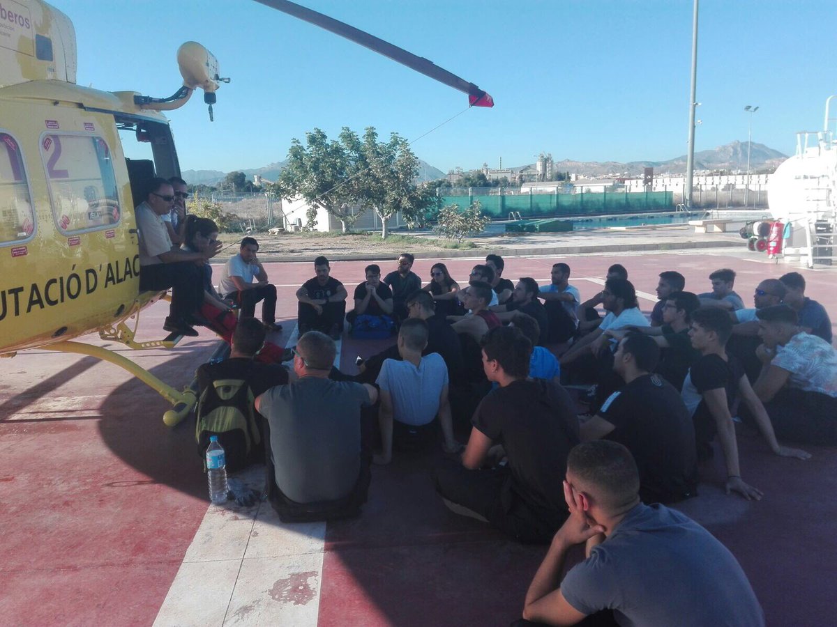 IEmergDaVinci's tweet photo. Tarde de prácticas en consorcio bomberos Alicante. Excarcelación,Rescate Aéreo y centro de comunicaciones #control3 GRACIAS https://t.co/J6MU0SHZLP