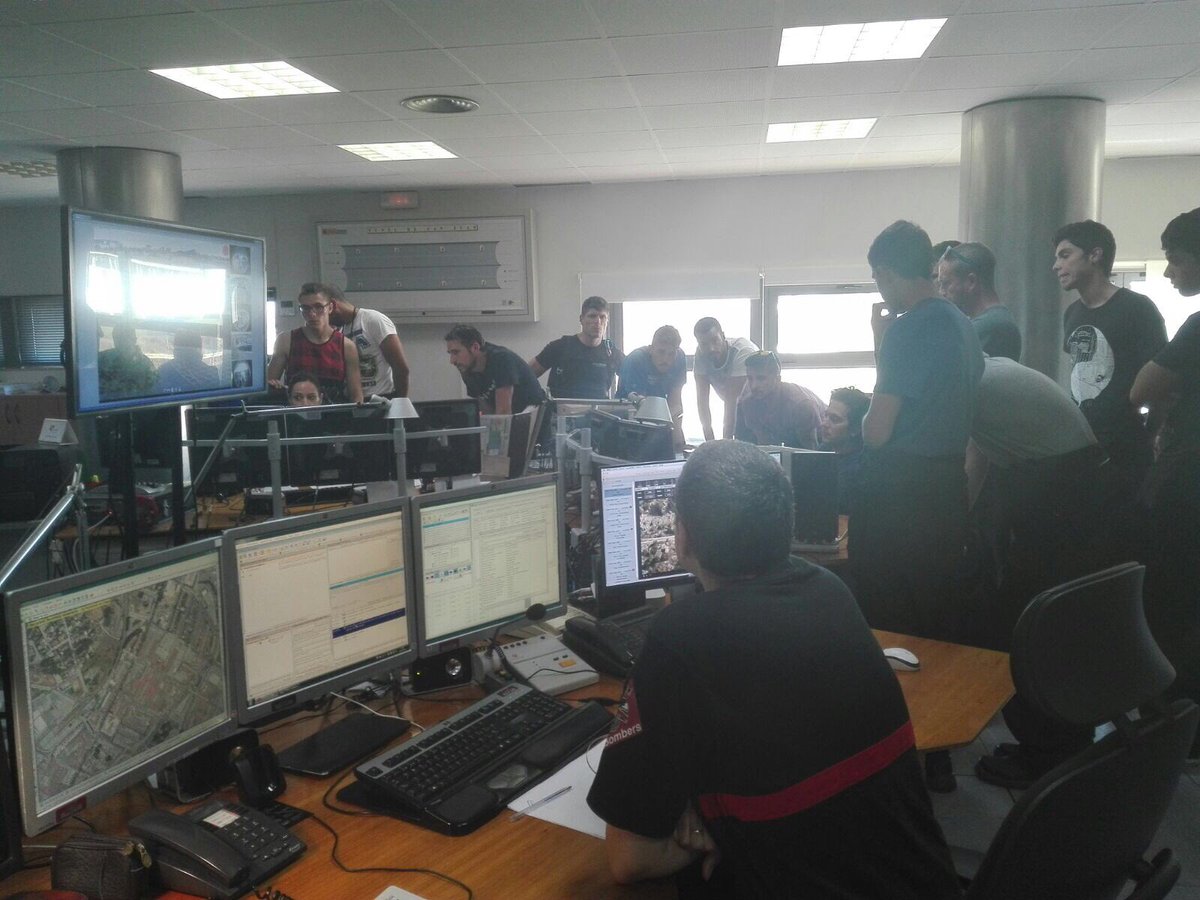IEmergDaVinci's tweet photo. Tarde de prácticas en consorcio bomberos Alicante. Excarcelación,Rescate Aéreo y centro de comunicaciones #control3 GRACIAS https://t.co/J6MU0SHZLP