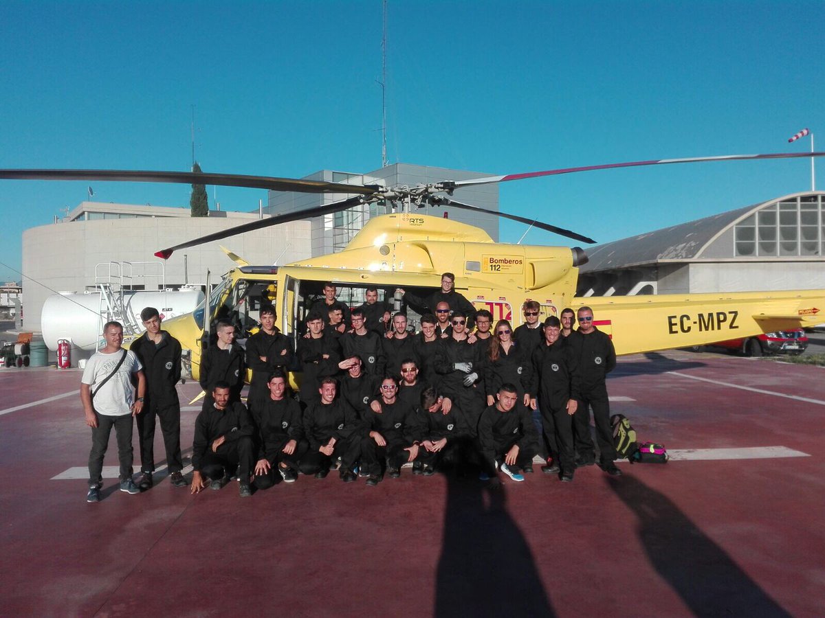 IEmergDaVinci's tweet photo. Tarde de prácticas en consorcio bomberos Alicante. Excarcelación,Rescate Aéreo y centro de comunicaciones #control3 GRACIAS https://t.co/J6MU0SHZLP