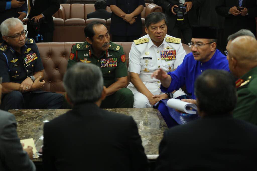 Perbincangan DS <a href="/HishammuddinH2O/">Hishammuddin Hussein 🇲🇾</a> bersama kepimpinan tertinggi ATM &amp; <a href="/MINDEFMalaysia/">MINDEF Malaysia</a> sejurus selepas pembentangan #Bajet2018 #PerkasaPerwira