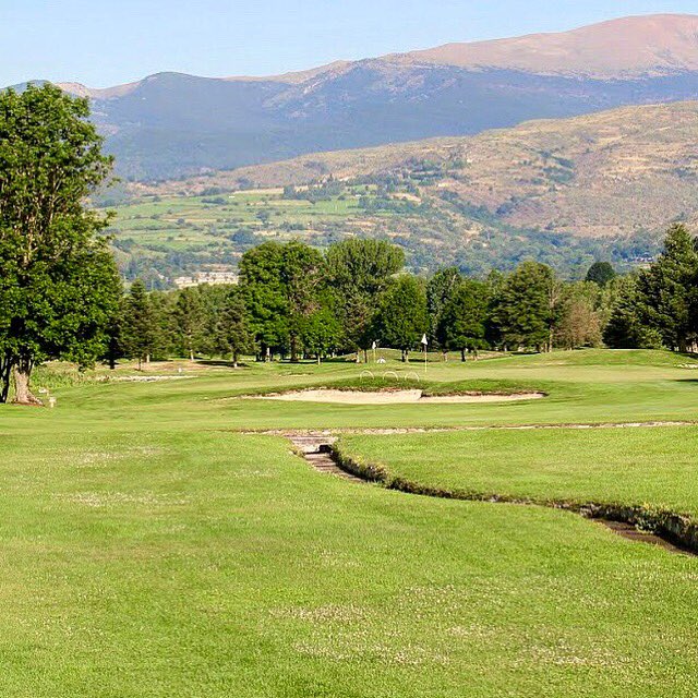 Hoyo # 8. Par 3 muy querido, y complicado. Largo, bandera bien protegida. ¿Cuántos de vosotros lo jugaréis este fin de semana? 🔝💪 #golf