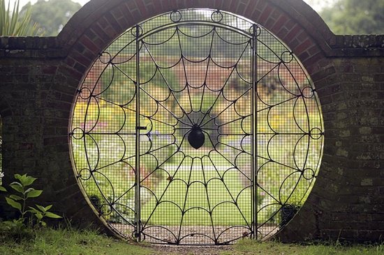 Scared of spiders or not, there's no denying this is a work of art! not one of ours, but worth sharing nonetheless #spider #halloween #gate