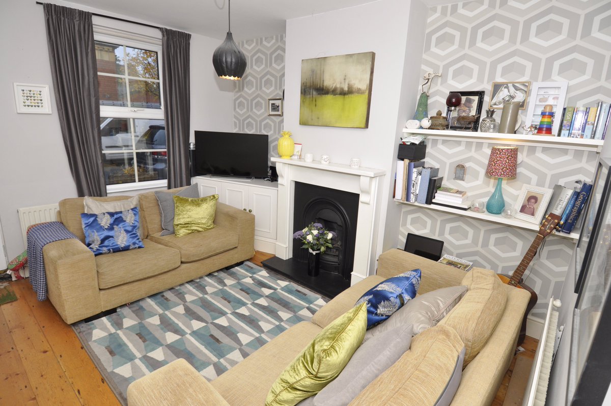 Happy Friday! Take a look at our wonderful 2 bedroom house in #WestDidsbury. Offered #unfurnished and available now! rightmove.co.uk/property-to-re…