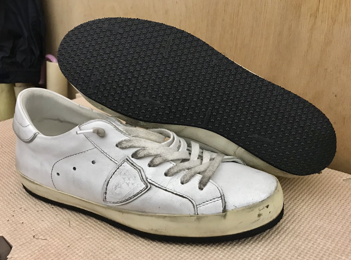 プラスワン神戸西店 フィリップモデルのスニーカー2足 オリジナルソールの保護目的で 全面にミシュランのクッションシートを張り付けしました 踵が一番減ると思いますが部分張替えで違和感少なく再修理可能かと思います 1足あたり税込5400円也
