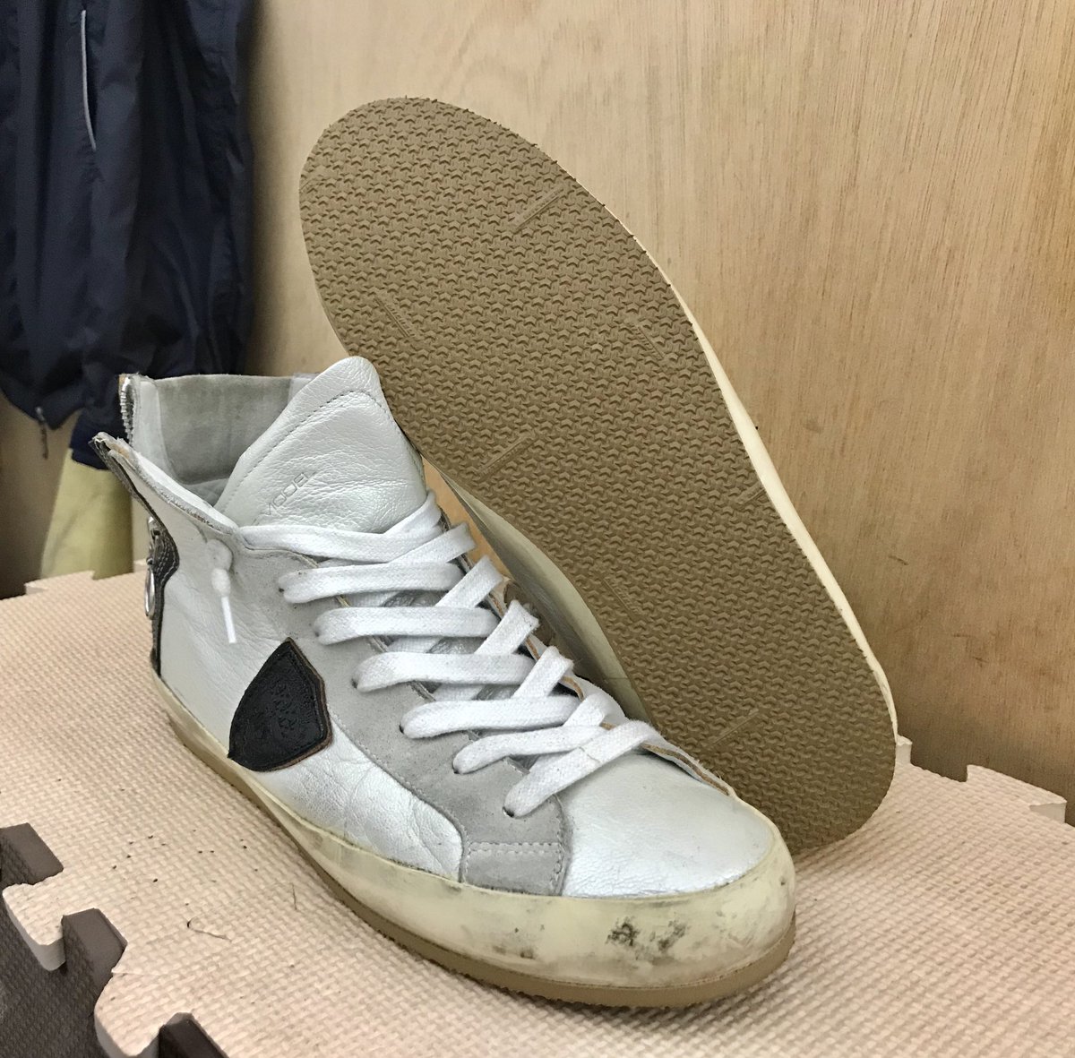 プラスワン神戸西店 フィリップモデルのスニーカー2足 オリジナルソールの保護目的で 全面にミシュランのクッションシートを張り付けしました 踵が一番減ると思いますが部分張替えで違和感少なく再修理可能かと思います 1足あたり税込5400円也