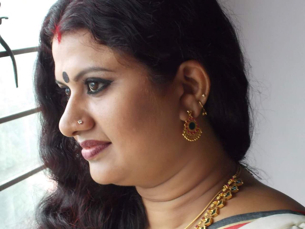 SUBATHRA84's tweet photo. எல்லாரும் தன் அம்மா இதுபோல் அசத்தல் அழகோட இருக்கனும் அதே நேரத்தில் பத்தினியாவும் இருக்கனும்னு நினைக்குறாங்க. அதெப்டி இருக்க முடியும்? https://t.co/fGnxoJzaOc