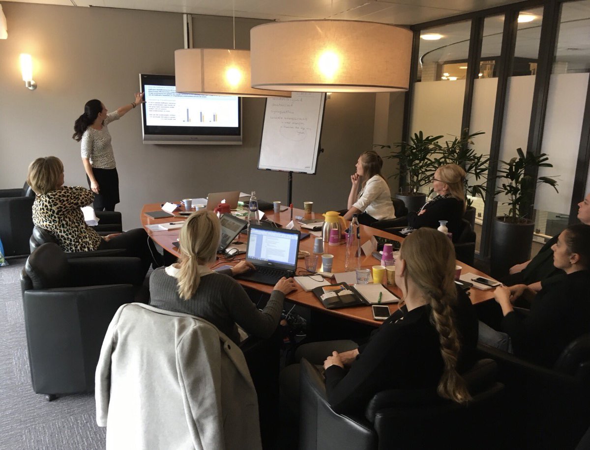 Irisvanderleest's tweet photo. Een ubergoede training schrijven op social media @RaboOssBernheze van @papierispasse! Om over naar huis te schrijven. ;) #webcare https://t.co/V6iEeO0sQe