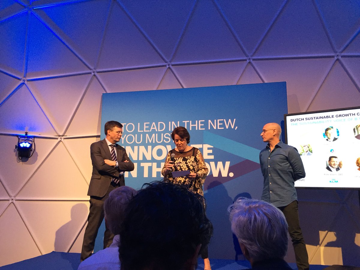 #innovationfriday, getting fired up on leading in the NEW! #lovemyjob #accenture #AIA17