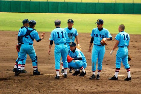 ドラゴン 中央学院が躍進しているということで激渋いユニフォームを 00年前半くらいの時に報知高校野球で見た中央学院の ユニフォームがこれだったからこのイメージ強いけどいつからか兄貴分の中央学院大学とデザイン揃えたのね 水色繋がりで同じ千葉県の