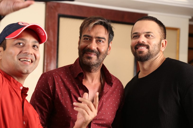 itsrohitfc's tweet image. #POTD #PhotoOfTheDay
Enjoying Super Sucess of their Blockbuster movie
Cheers to #AjayDevgn #RohitShetty &amp;amp; #GolmaalAgain Team