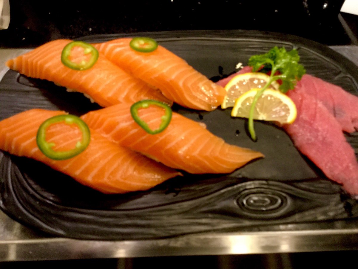 VerywellSeido's tweet photo. Salmon sushi &amp; red tuna sashimi 

Simple decoration.^^

https://t.co/3i3Rm6KQqV