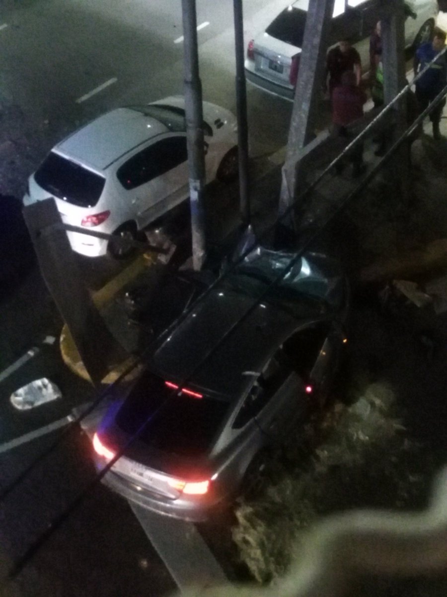 Caiopol's tweet photo. #ReDespiertos audi a4 con tres ocupantes chocan en Av libertador y gral paz. Por escapar de la policia https://t.co/YJk6KjfiMC