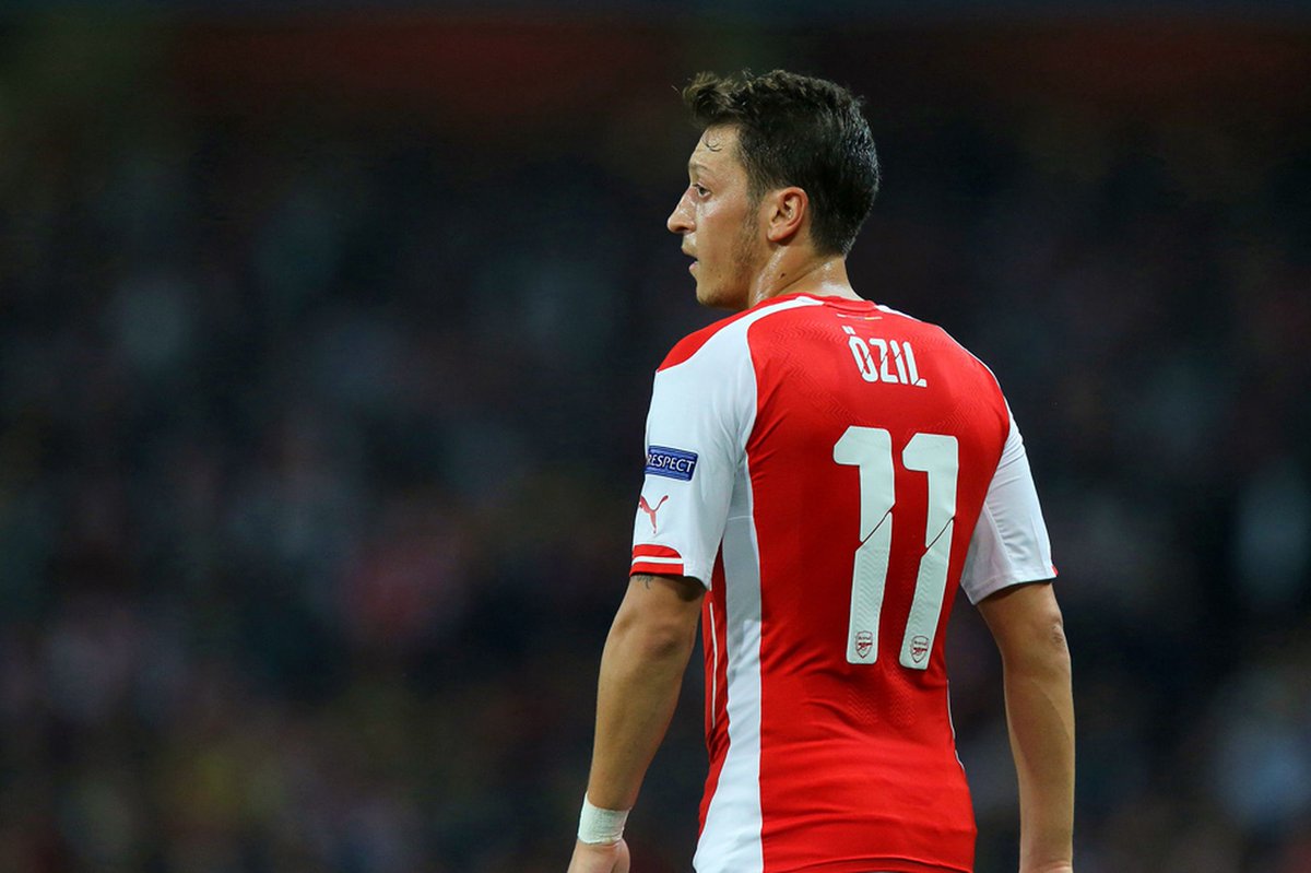 InFulbito's tweet photo. #Inglaterra #Arsenal, está en duda la renovación de #MesutOzil, y los rumores indican que si no le dan el número 10 dejará los 'Gunners'. https://t.co/Hdx7YnSAz5