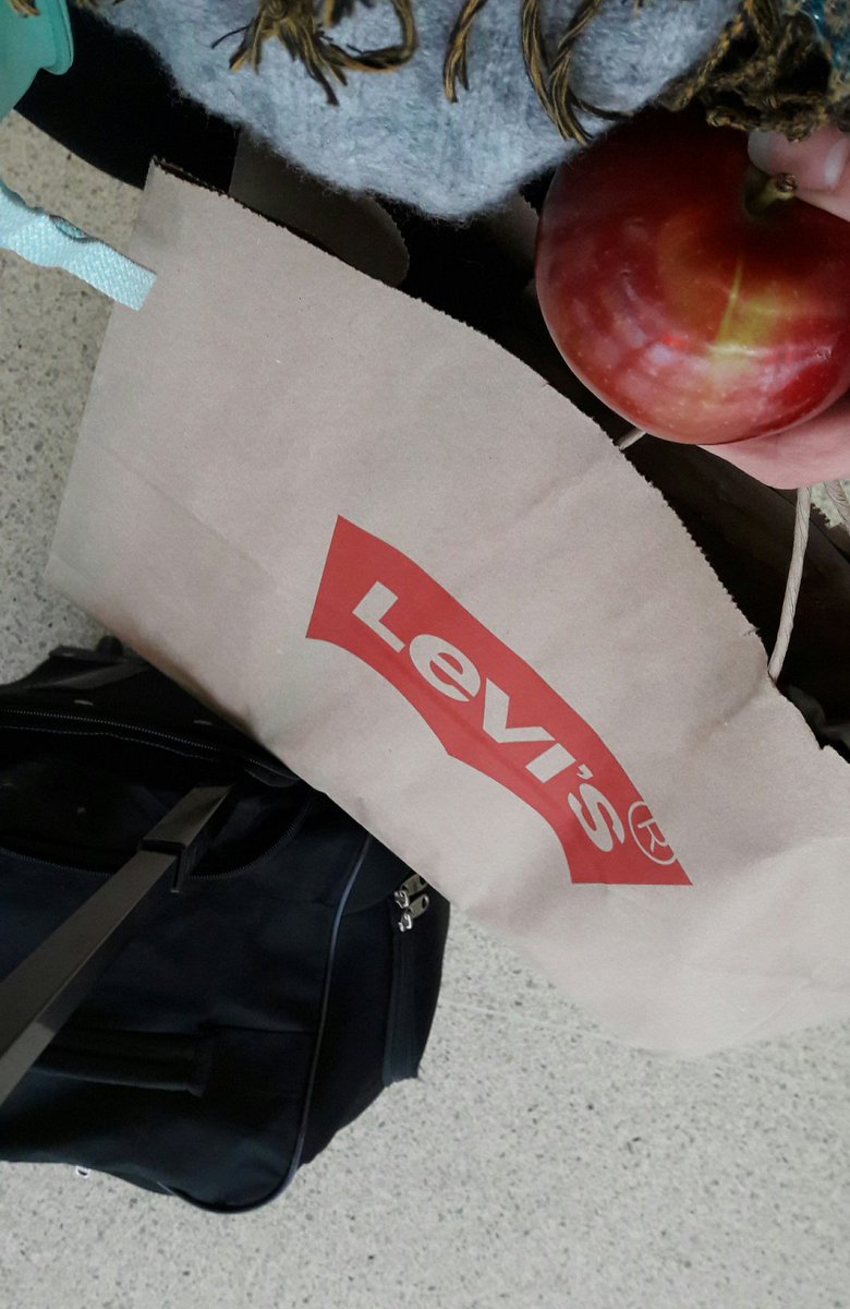 jessicaonpaper's tweet photo. I got my Levi's and a goodbye apple from a bar in the Big Apple. Like poetry! #badpoetry #goodbyemanhattan #hellomanchester https://t.co/G0CLrsqISG