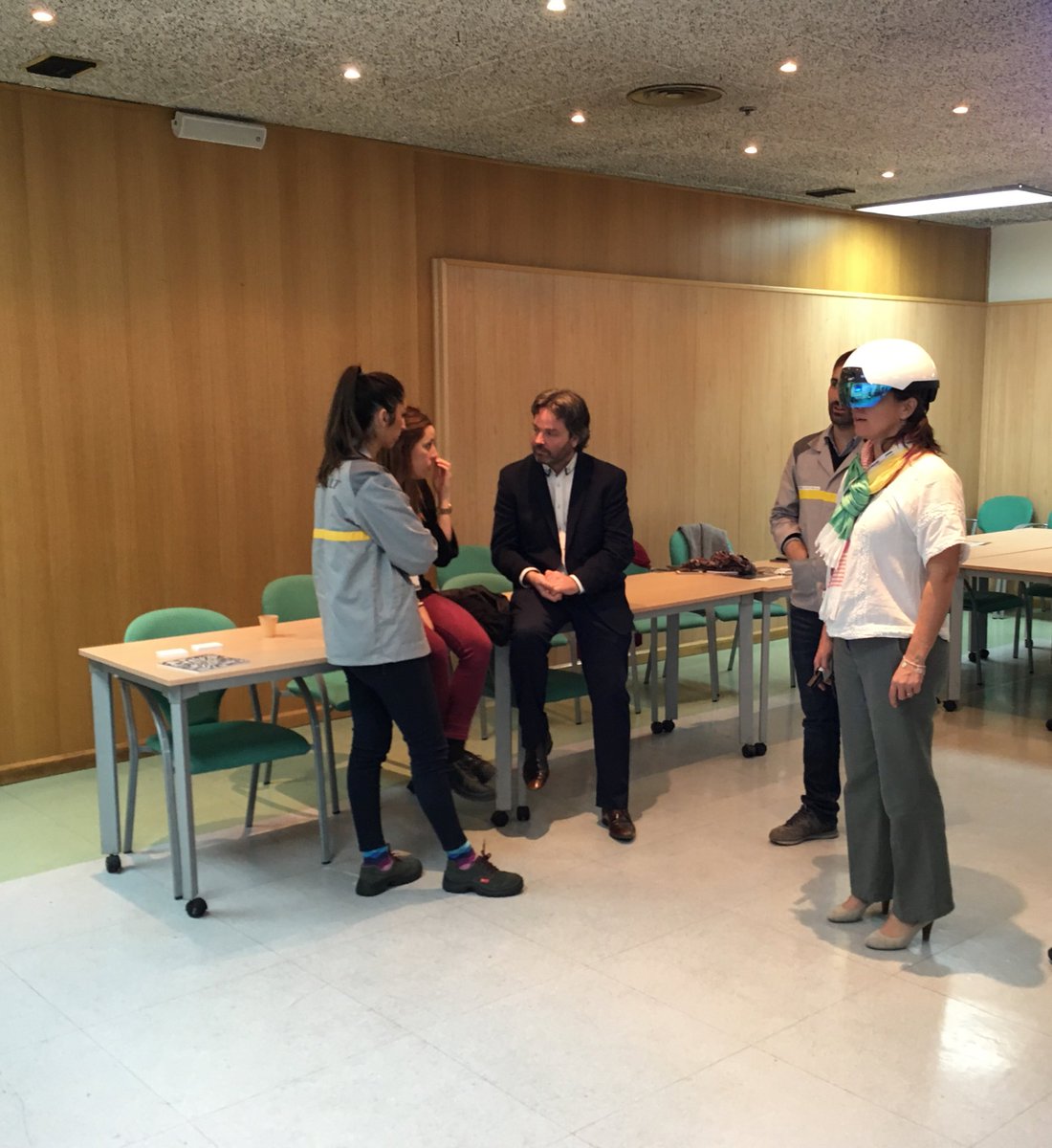 Experimenting with augmented reality!! Thank you <a href="/DAQRI/">DAQRI</a> for this demo!! #mot4.0 #i40VALL