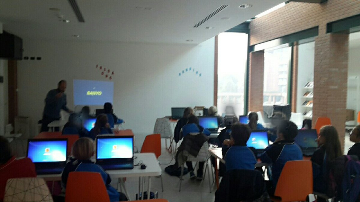 AlisaQuaresmini's tweet photo. Ripartono i minimakers: la modellazione 3D a #TilaneDigitalFab con la IV A @sdbpaderno tenuto da: #Csbno @FormazioneCsbno @pad_dugnano https://t.co/NmM9toh6Kn
