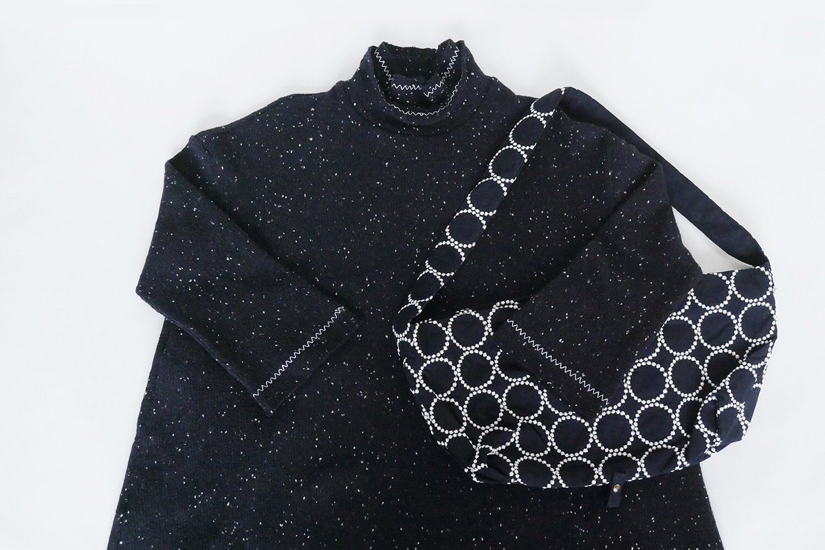 T T Garret Mina Perhonen入荷しました フランス語でフレークという意味をもつ Flocon 粉雪 のような白いネップ入りの糸で編まれた 暖かなニット地のワンピースです 二重のハイネックやジグザグステッチがポイント T Co Hukqd52rvf