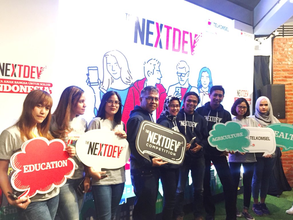 Telkomsel's tweet photo. Konferensi pers top 20 finalist #NextDevCompetition ditutup dengan foto bersama representatif #NextDev2017 https://t.co/nm2Zi55kfl