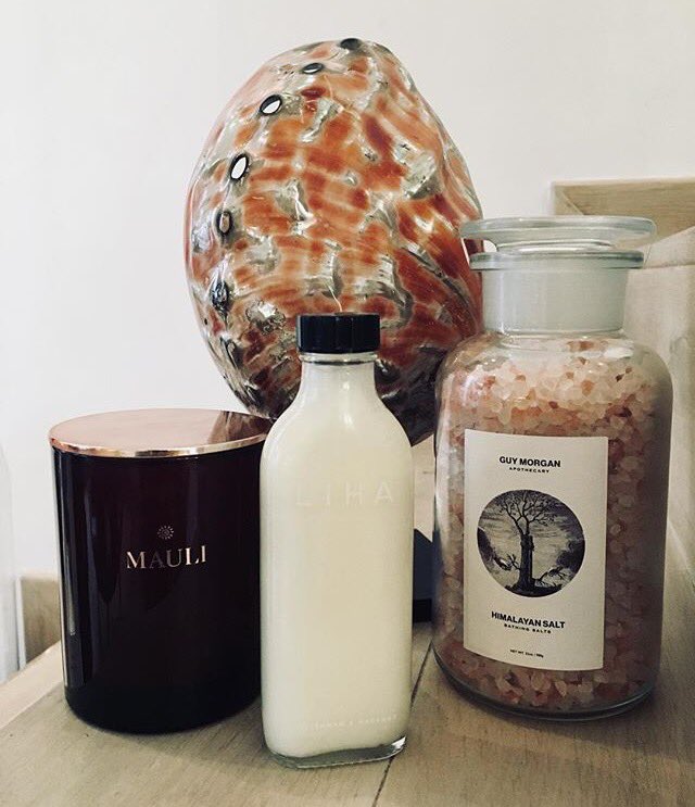 Besoin de se relaxer ? Un bon bain chaud avec les sels de bain de Guy Morgan, une bougie Mauli Rituals et une huile hydratante <a href="/lihabeauty/">LIHA</a> !