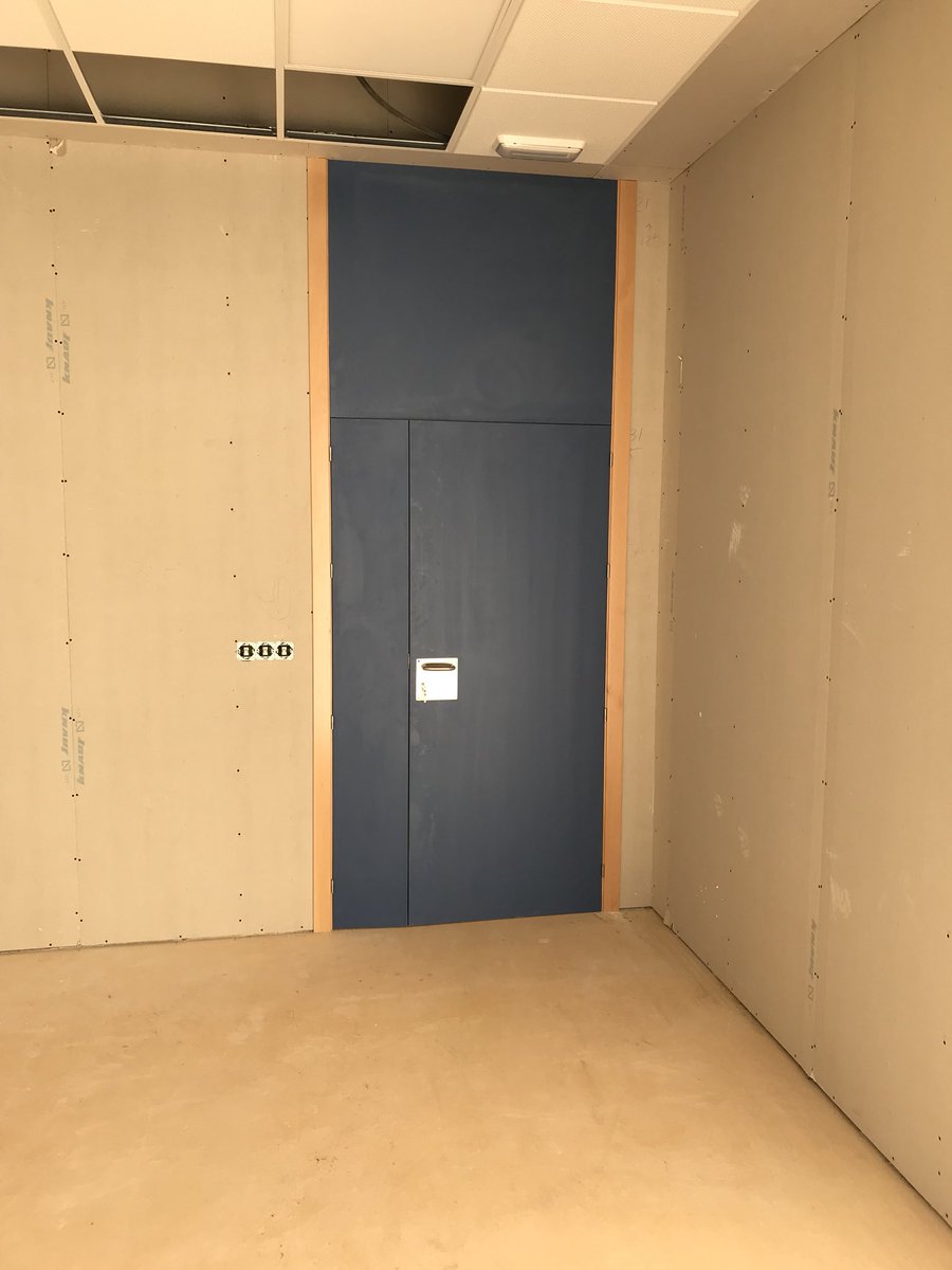 Comenzamos la instalación del ÍES SANJE en Alcantarilla con puertas paten recubiertas en melamina azul y material de haya vaporizada