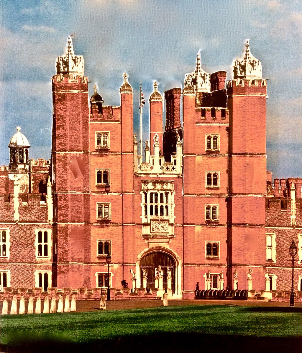 Originally the gatehouse at Hampton Court Palace was much taller. #hamptoncourt. #tudor #henryviii #royalpalaces