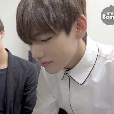 _bts__v__'s tweet photo. てつおのサイン入りパフ  😌💞
絶対使えないですよね   (　ˆ̑‵̮ˆ̑　) https://t.co/0bVXgKHwk7