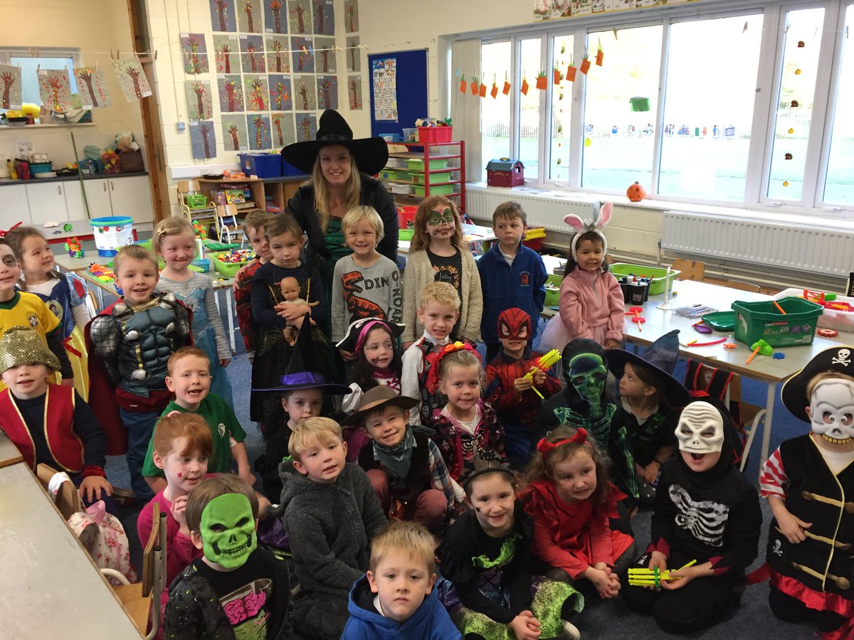 StPatricksNS's tweet photo. Seasonal fun at school today... Greetings from our Junior Infants, Senior Infants, 1st, &amp; 2nd Classes! https://t.co/Rhv42OjPHn