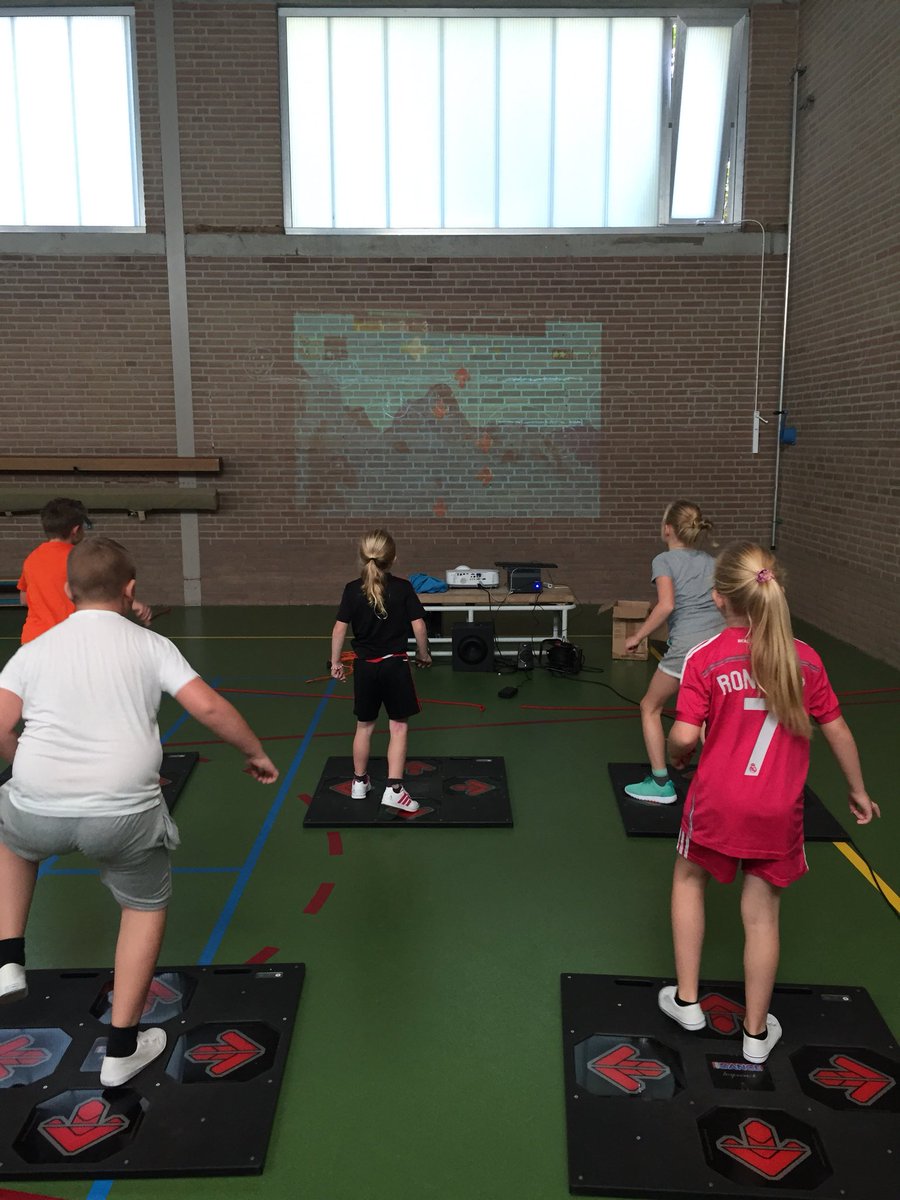 Willem_SEC's tweet photo. De gymlessen op de @Nicolaasschool3 zijn een feest, vooral met deze mooie dansmatten! @SEC_Oss https://t.co/SGkCeWRezT