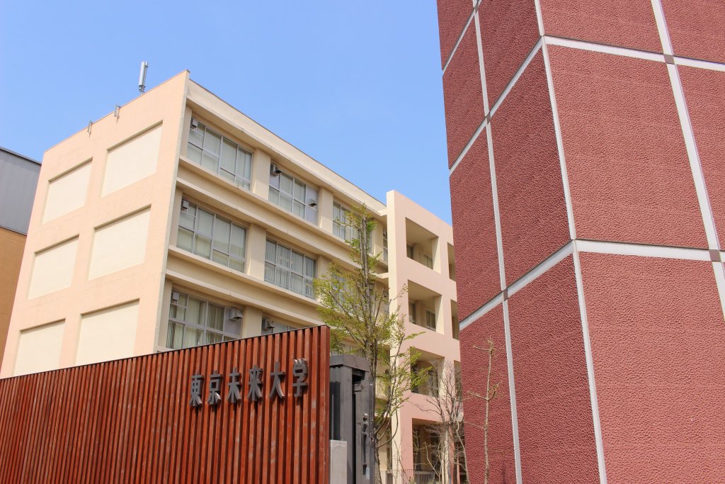 東京未来大学 Sur Twitter 現在放送中の 櫻井翔 さん主演ドラマ 先に生まれただけの僕 東京未来大学 の校舎が撮影で使われています 正門や中庭など すっかりドラマの中に溶け込んでいる 未来大 を探してみてくださいね 先僕 土曜10時 ロケ地 T