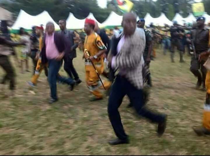 Governor Willie Obiano and his team were on Thursday seen running unashamedly after they were chased away from campaign ground in Orumba.