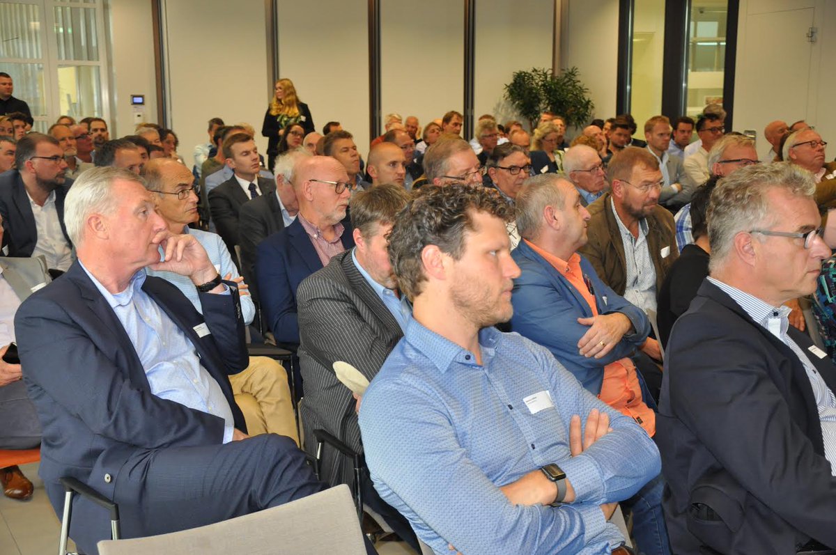 Blauwzaam's tweet photo. 20 regionale koplopers #circulaireeconomie ondertekenen #ConvenantCirculairOndernemerschap  onder aanwezigheid van 130 symposium bezoekers. https://t.co/7pBp80Jhf7
