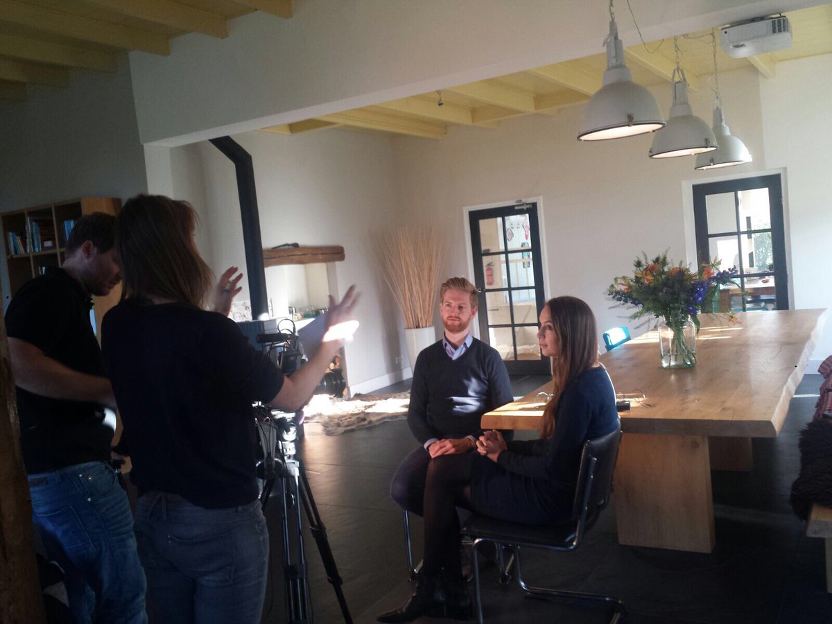 VerenigingEMDR's tweet photo. De tweede opnamedag van 2017 over onderzoek en innovatie op het gebied van #EMDR. Starten met een interview met @KevinvSchie en @suzanne_vanveen. https://t.co/xjndZE2N5F
