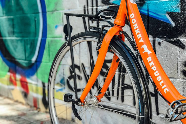 Make an ass of yourself: how a crafty lo-fi innovation got the wheels of a bike rental revolution rolling... we-heart.com/2017/10/27/don…
