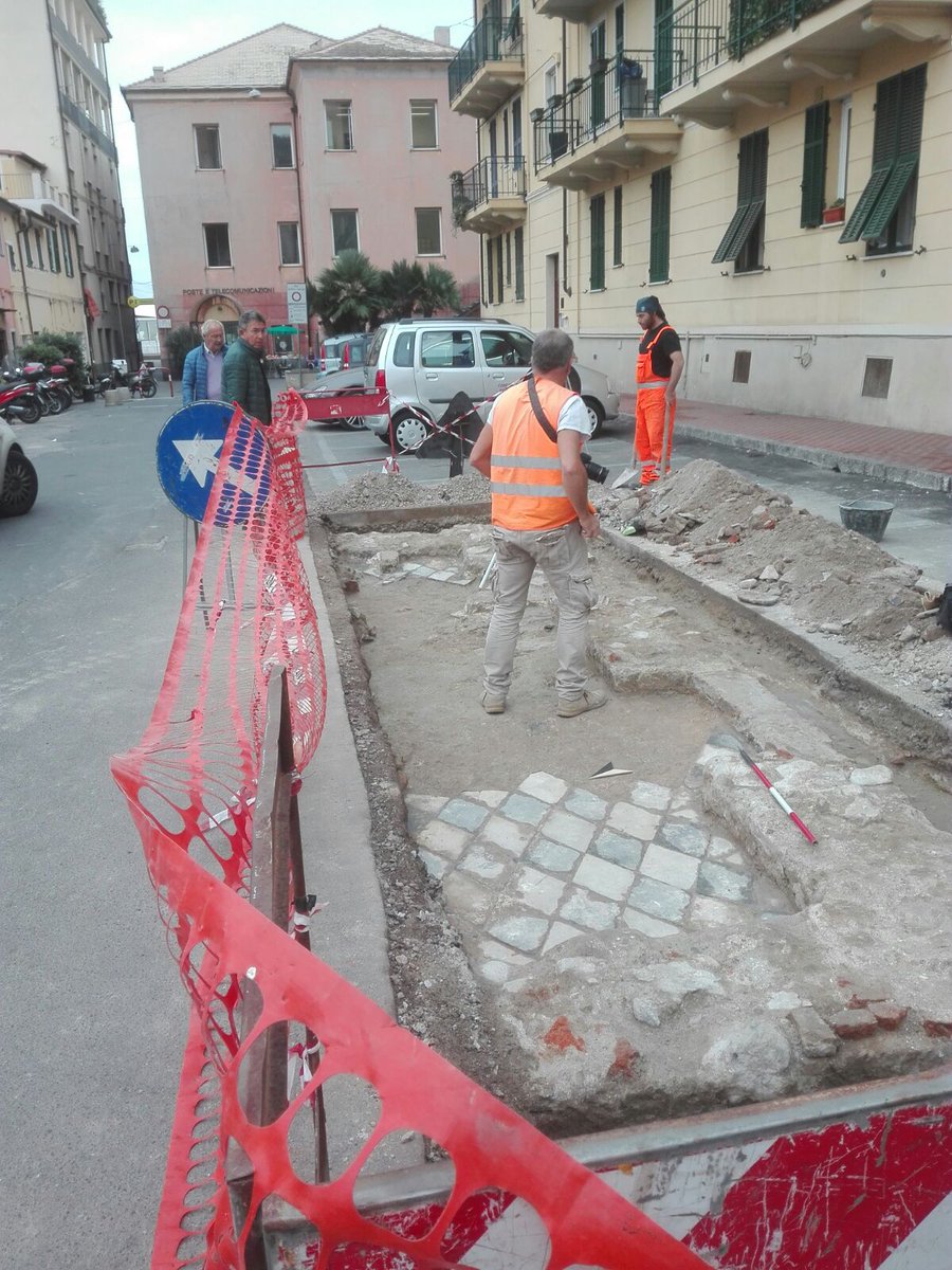 sabaplig's tweet photo. Nessuno “stop delle Belle arti alle fibre ottiche” ad Alassio: la posa della fibra si è già conclusa 🚧 Archeologi al lavoro per il rilievo 👷 https://t.co/Q121fkHhOE