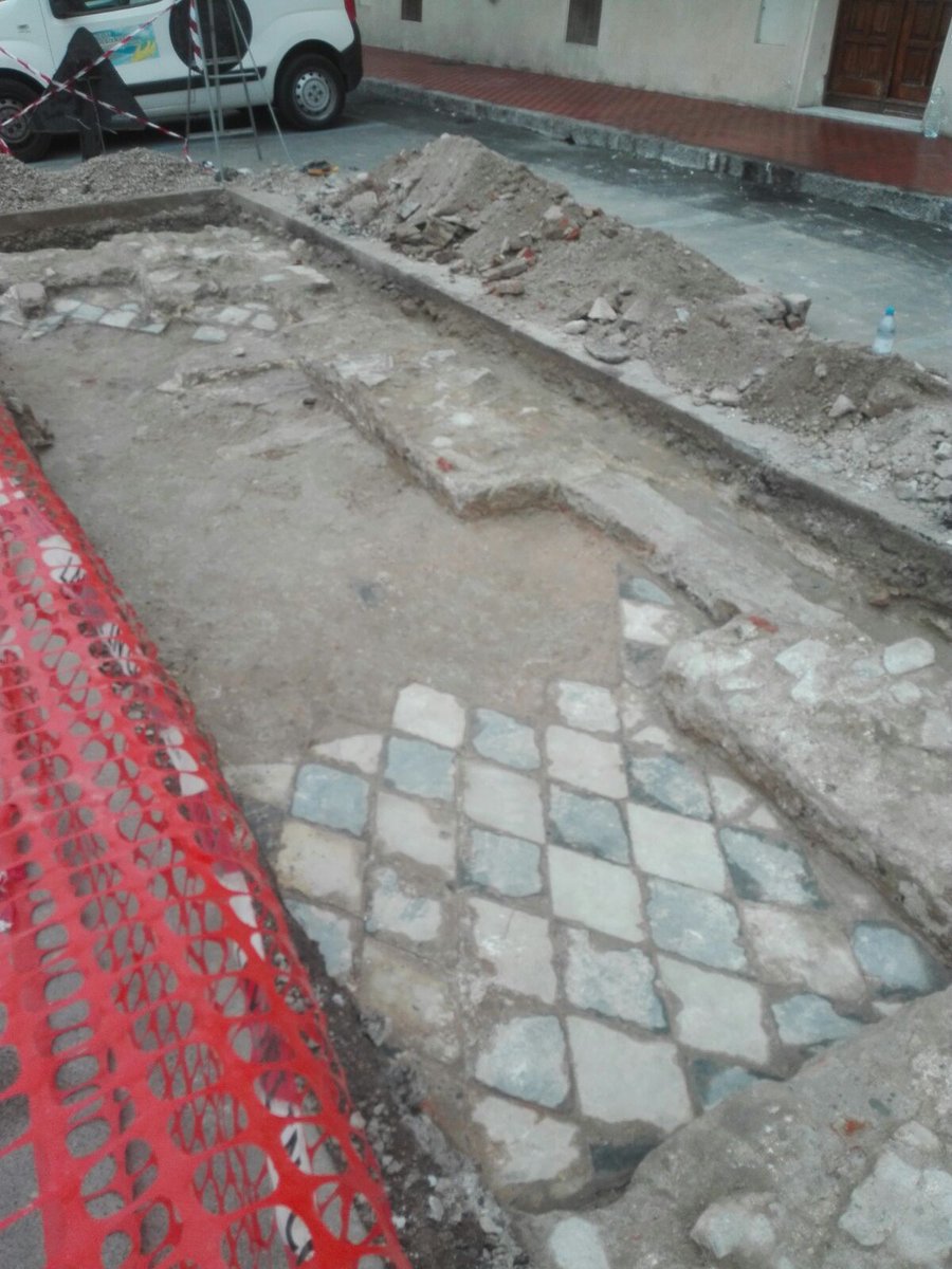 sabaplig's tweet photo. Nessuno “stop delle Belle arti alle fibre ottiche” ad Alassio: la posa della fibra si è già conclusa 🚧 Archeologi al lavoro per il rilievo 👷 https://t.co/Q121fkHhOE