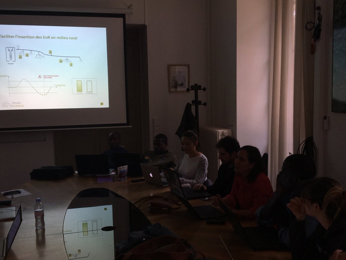 PatriceBocquill's tweet photo. @enedis_pyr_N @enedis fait plancher les étudiants #Ergastorm @i_ergapolis sur @SmartOccitania pour intégrer des Smart-grids dans la rue du Château du Roy @GRANDCAHORS https://t.co/6R6BqijldN