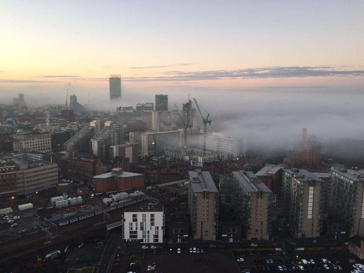 a_faz89's tweet photo. Little bit foggy this morning #manchester #38thfloor https://t.co/Hi1WVznvyc