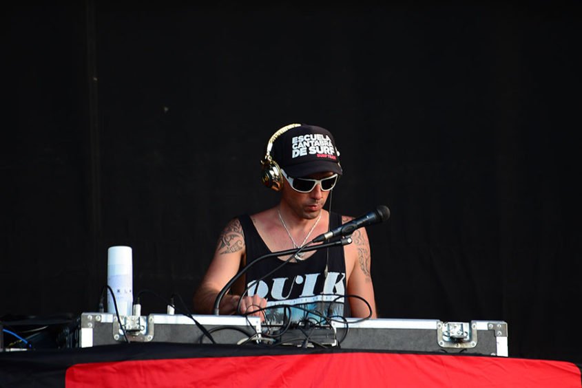 stafmagazine's tweet photo. DJ “RAS NACHETE”
MÚSICA NEGRA Y OLAS PERFECTAS
https://t.co/kuch4Ei7El
#surf #rasnachete #djras #santander #nachogarcia #playlist https://t.co/XtVejLwVbd
