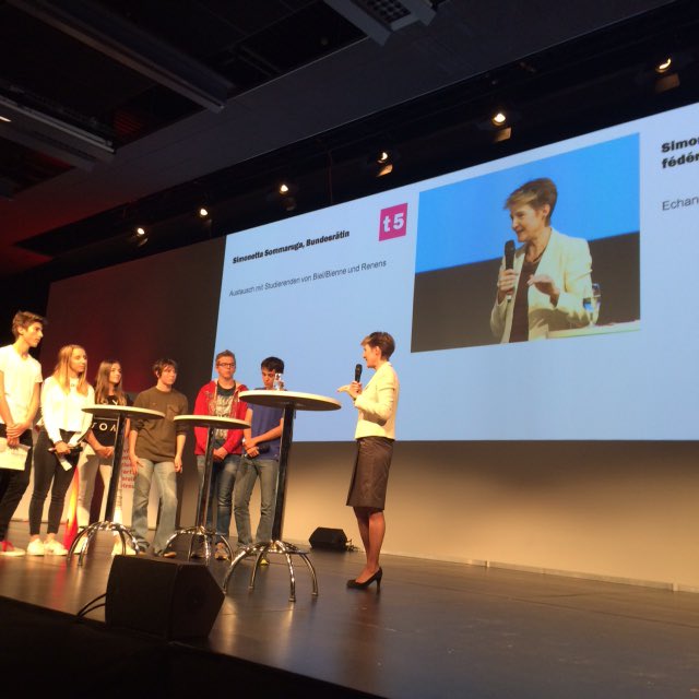 #CFED17 Die Bieler Schüler des Collège de La Suze beteiligen sich an einem Austausch mit Bundesrätin S. Sommaruga zum Thema Föderalismus
