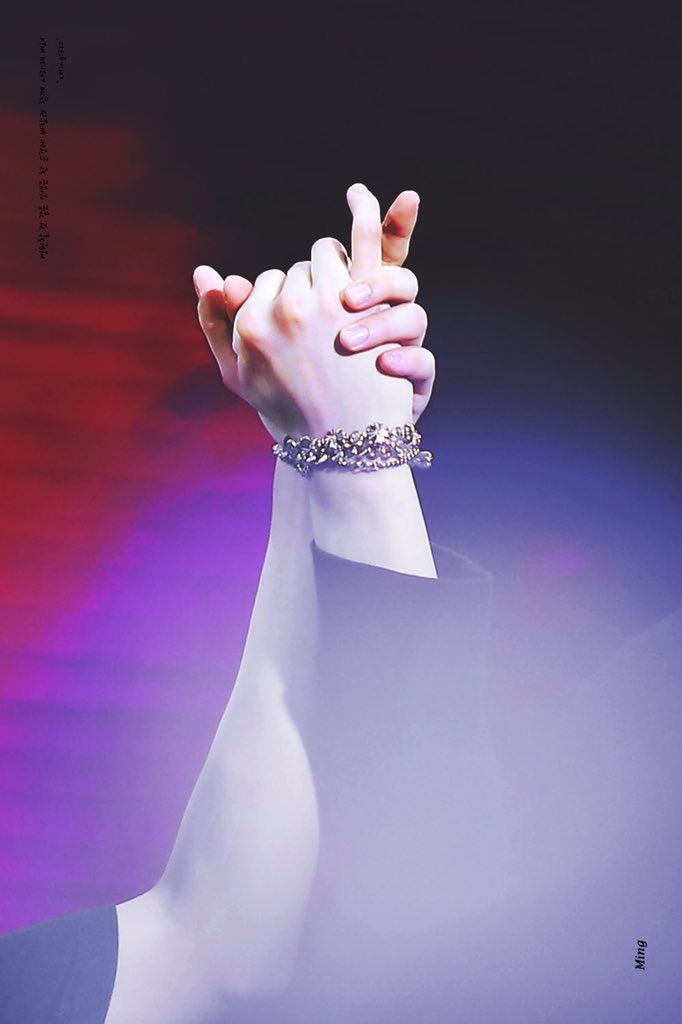 saimainap's tweet photo. ชอบขนาดมือของสองคน 
ดูมือหนาๆที่จับ ประคับประคองมือเล็กแล้วเหมือนคนพี่นี้ปกป้องน้องได้ #yoonmin #JIMIN #SUGA #BTS
https://t.co/eDMHYZWd3L