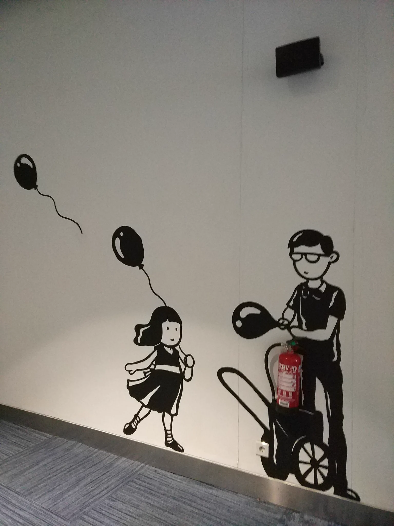 センスが光る！インドネシアにある空港の消火器置き場が素晴らしいｗｗｗ